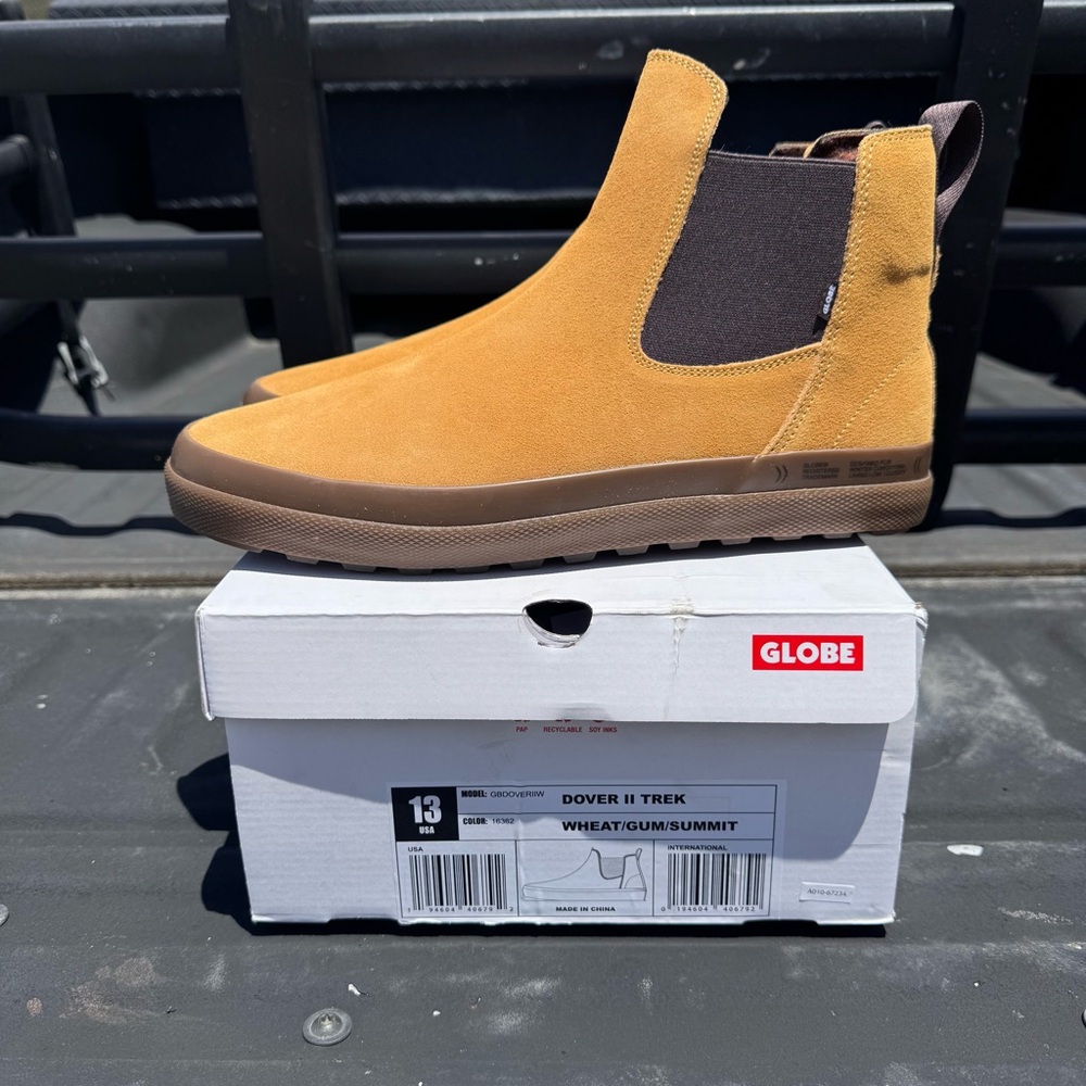 GLOBE Dover II Trek Rugged Chelsea Boot Suede Wheat Gum Summit Size 13 NIB